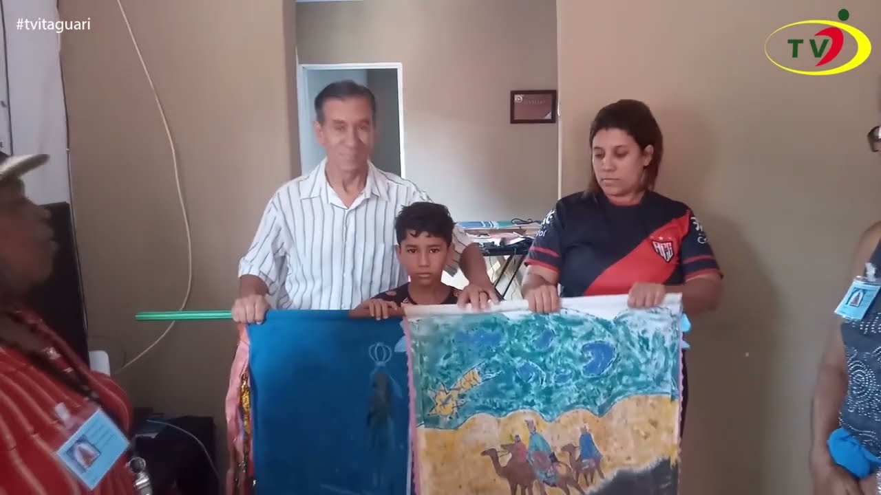 Folia de Reis de Trindade sendo embaixada por Marilene na visita dos Três Reis ao Prof. Arquidones