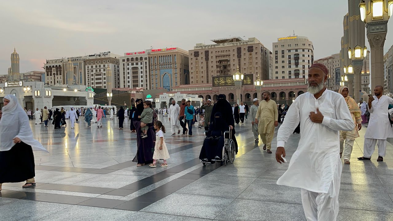 حولة في الساحات الجنوبية من المسجد النبوي الشريف المدينة المنورة الحرمين الشريفين السعودية 