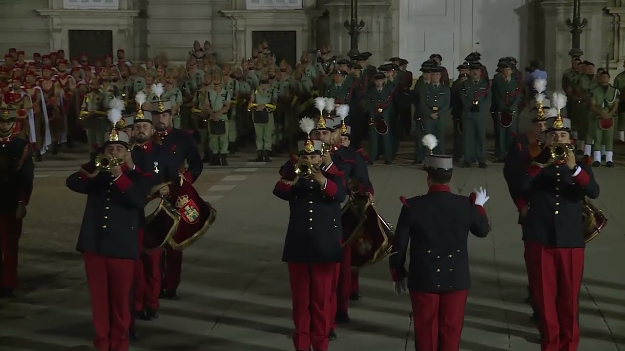 Retreta Militar con motivo del Día de las Fuerzas Armadas (2019)