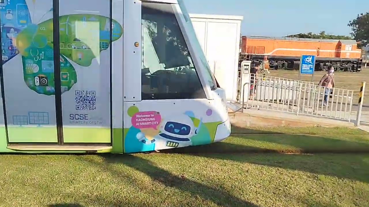ΔI 高雄輕軌AI列車哈瑪星進離站