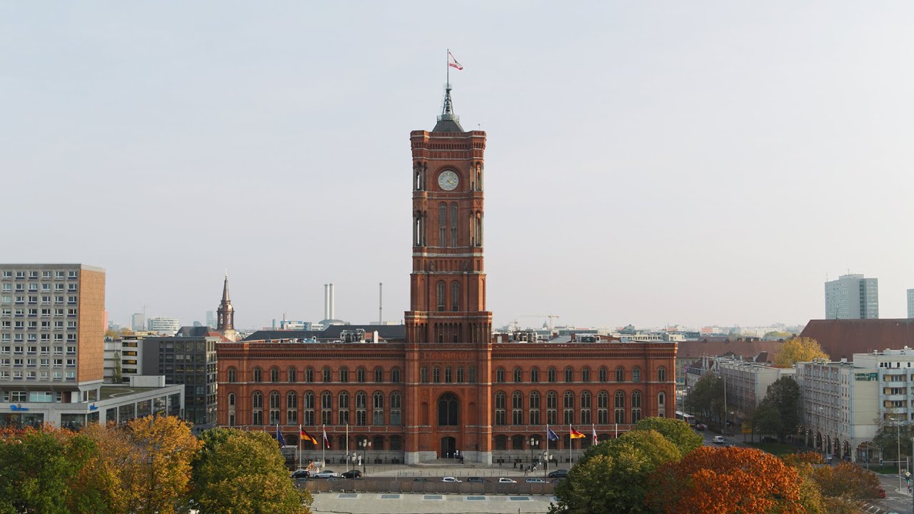 Rotes Rathaus Berlin | 4K Aerial Stock Video