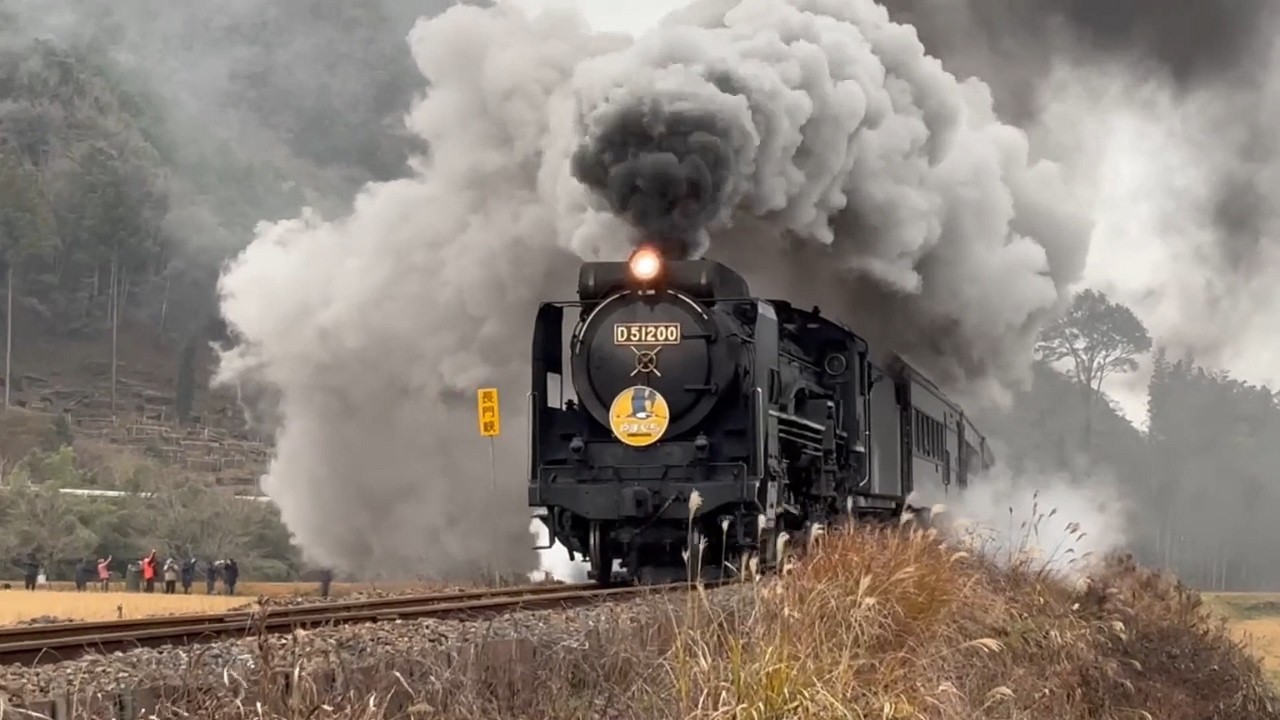 【2025.12.13＆14】日没後はお釜を開けると煙がオレンジ色になります  D51-200号機【SLやまぐち号】