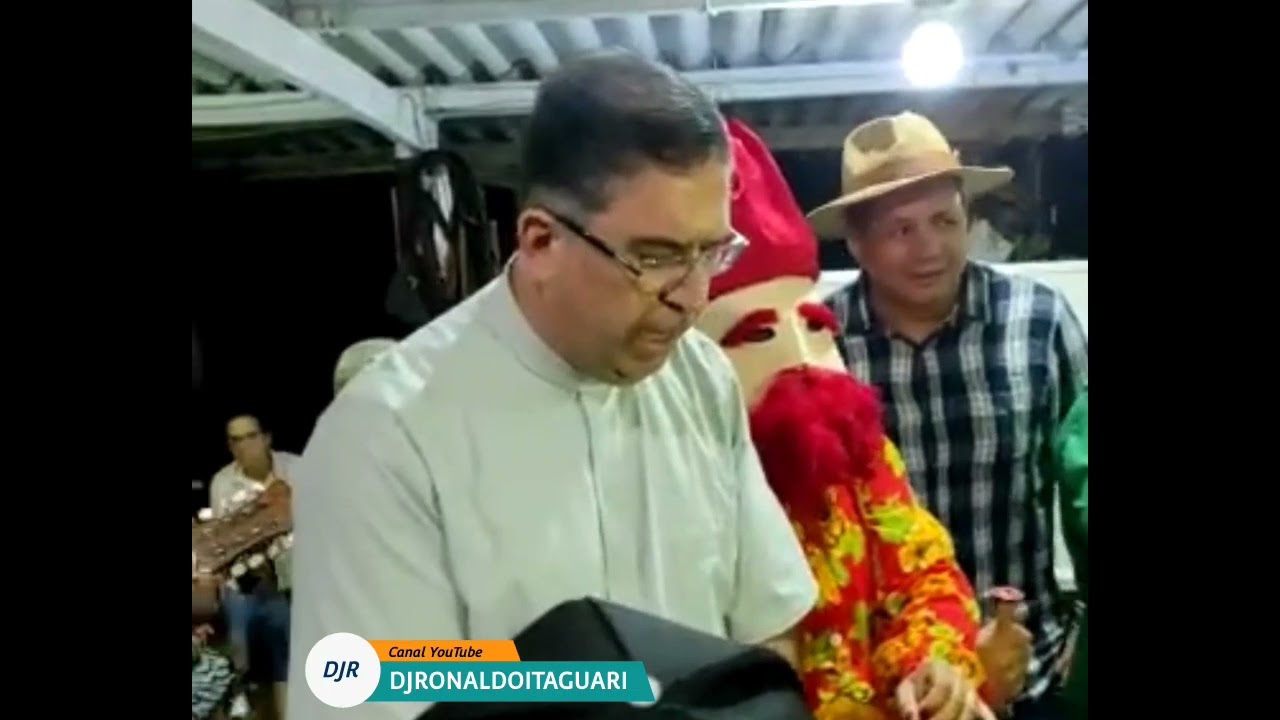 Padre Edmilson cantando na folia Mineira de Itaguari-Go