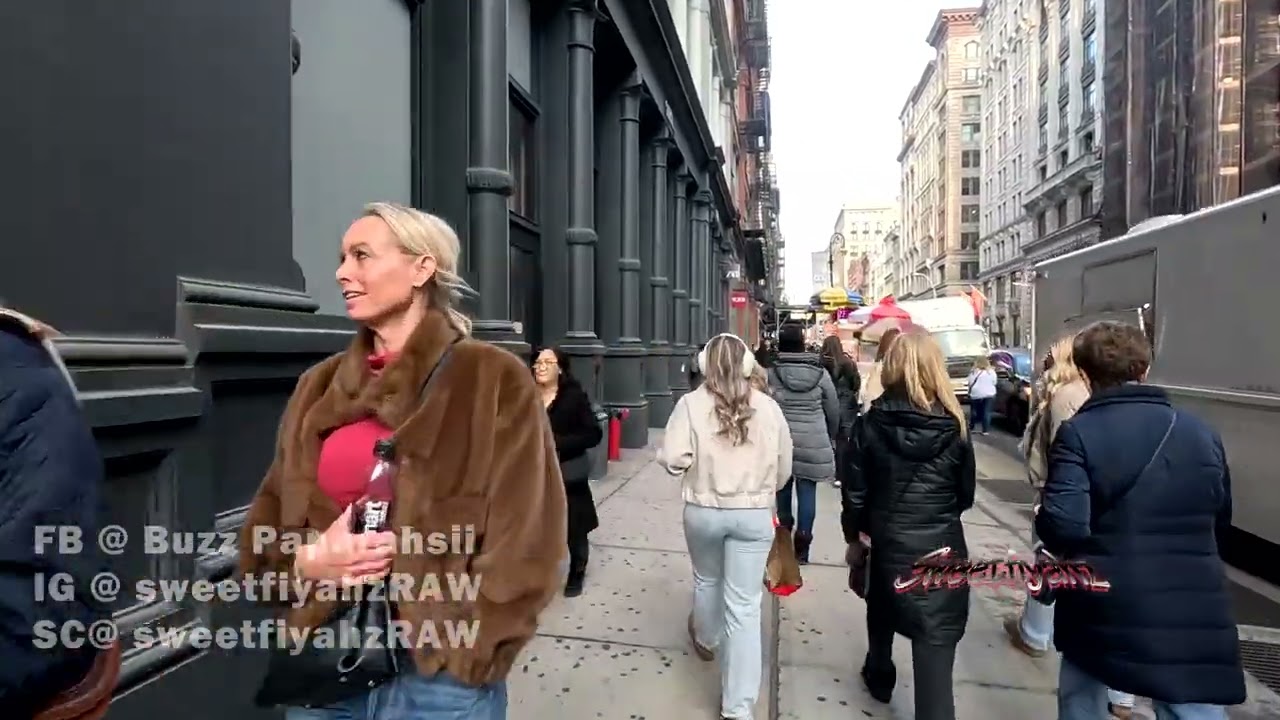 urban walk, urban people, urban view of new york city / Thursday December 18, 2025
