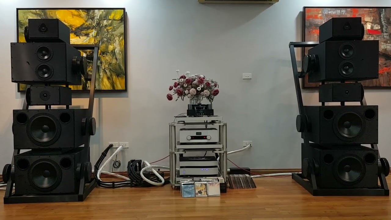 Ca sĩ Phan Thu Lan - Nhạc : Tuyết rơi . Tr&igrave;nh diễn tr&ecirc;n bộ d&agrave;n &acirc;m thanh c&oacute; tầm gi&aacute; tr&ecirc;n 26 tỷ đồng .