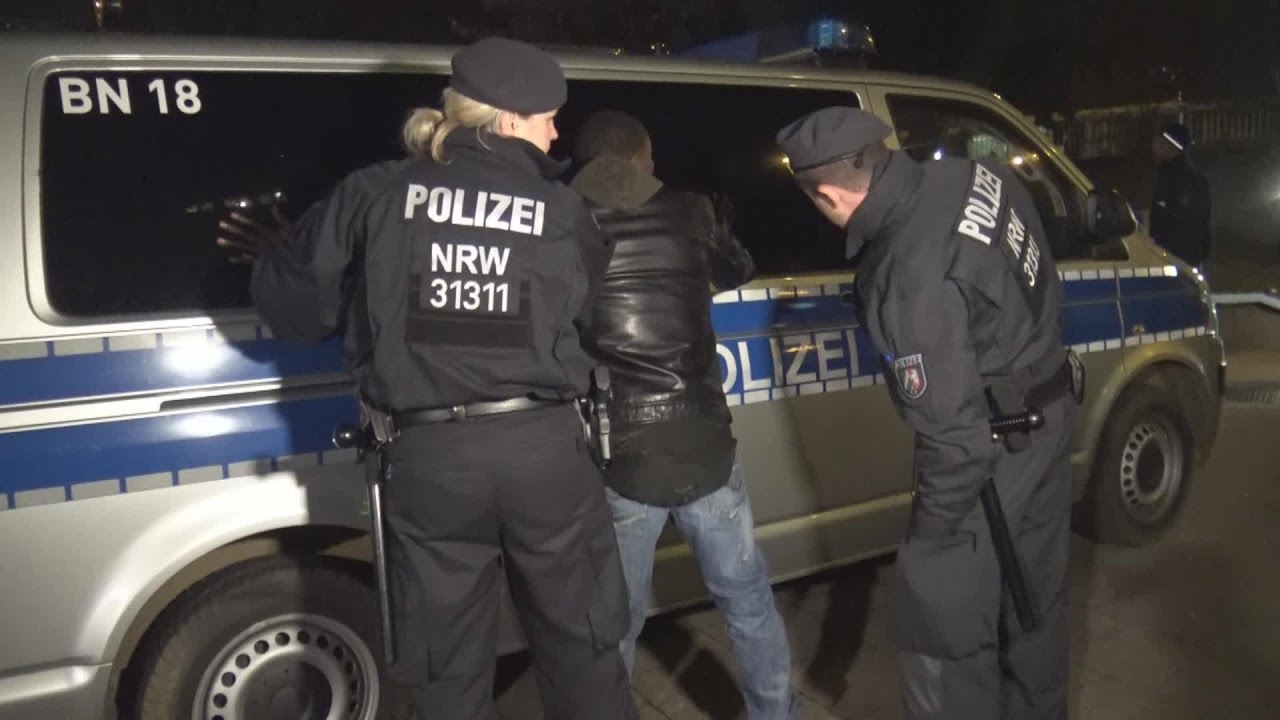 Exklusiv: Drogenrazzia durch Präsenzkräfte am Kölner Ebertplatz am 16.12.16 + O-Ton