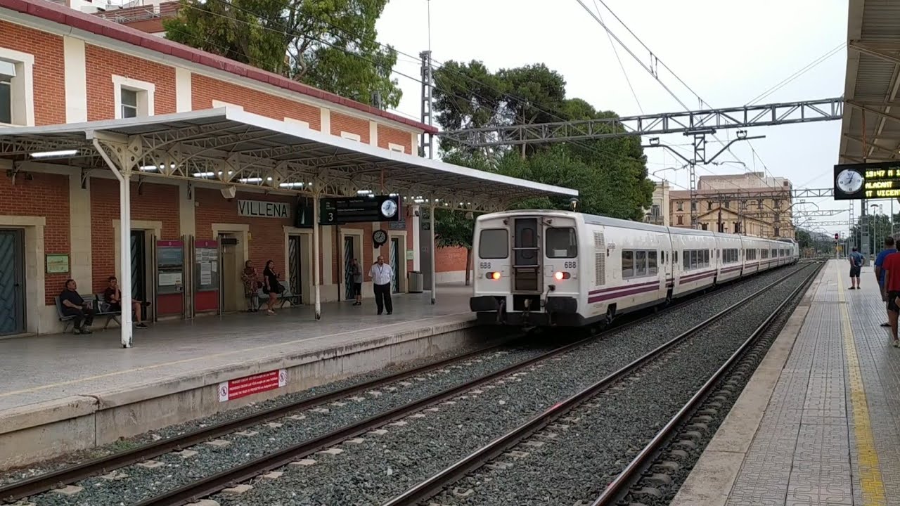 Circulaciones trenes Renfe por la estación de Villena (Alicante) Agosto 2022