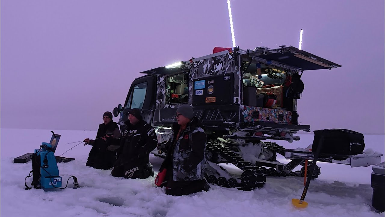 Lake Simcoe ice fishing for White fish, Burbot and Jumbo Perch in one Location. /  온타리오 캐나다 얼음낚시