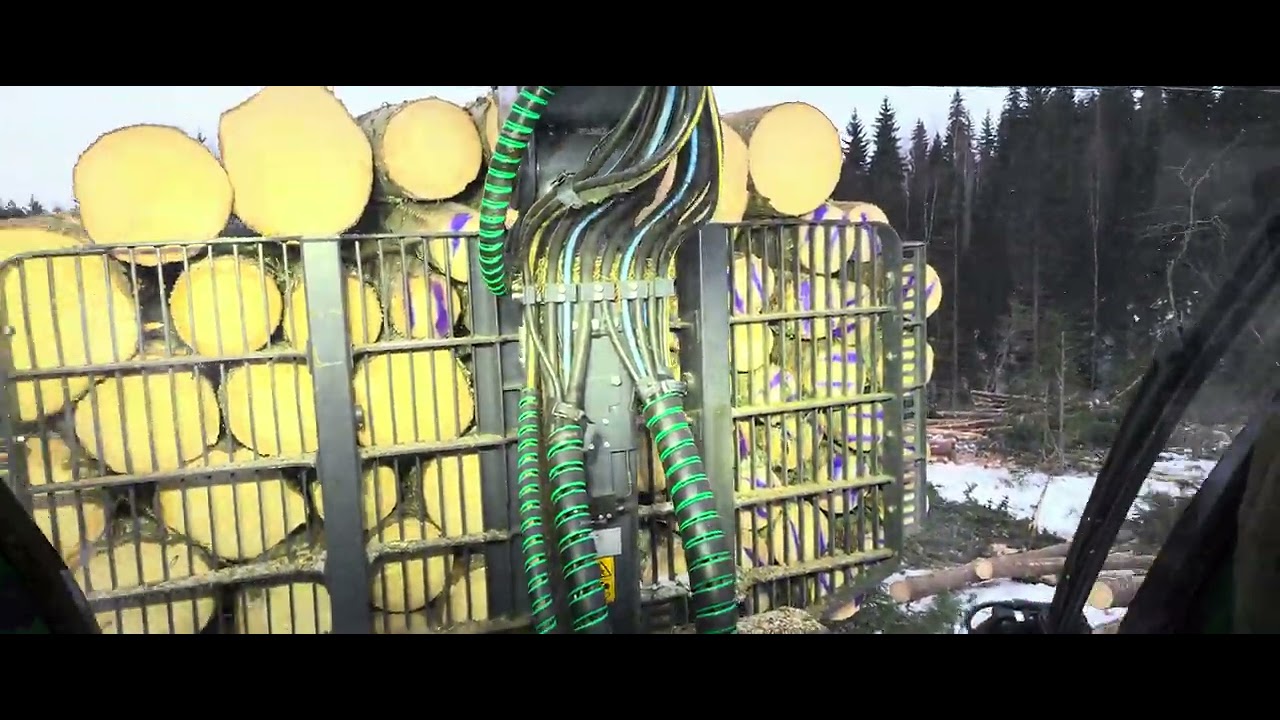 John Deere 1510G Rinteen päältä isohkoja tukkeja kyytiin.