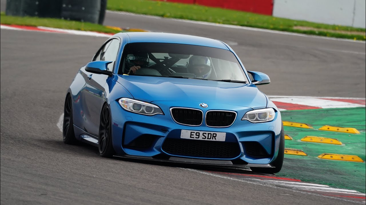 Donington Park BMW M2 1:19 with a poorly damper