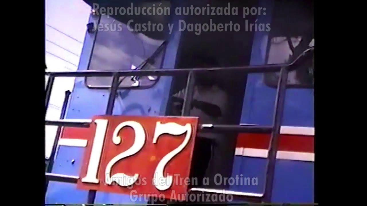 AEG #127 con tren de pasajeros haciendo parada frente al Gimnasio Nacional.
