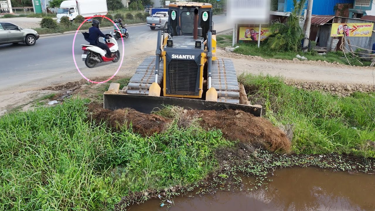 Luxury Process!! Powerful Bulldozer cutting soil and dump truck unloading