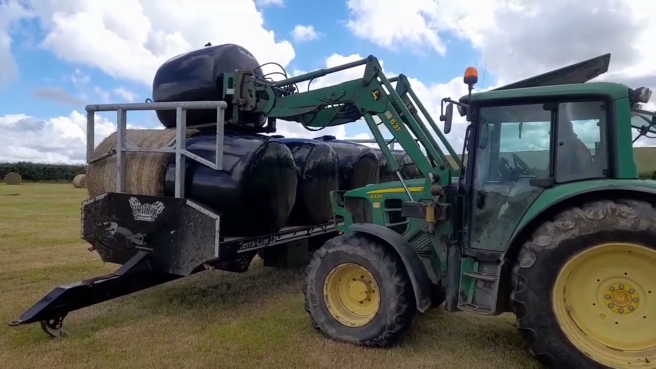 John Deere 6330 Premium picking up the bales
