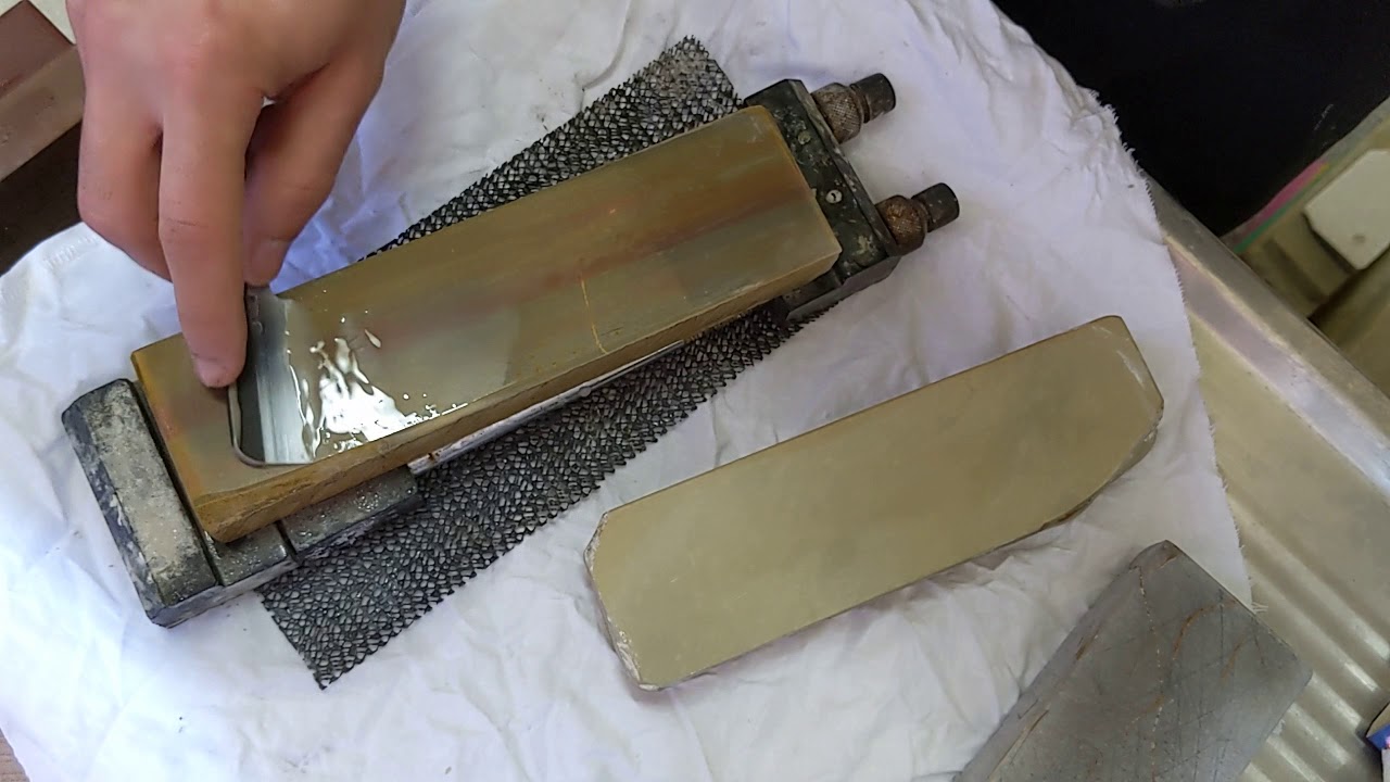 Honing Iwasaki kamisori razor on iromono and Nakayama karusu