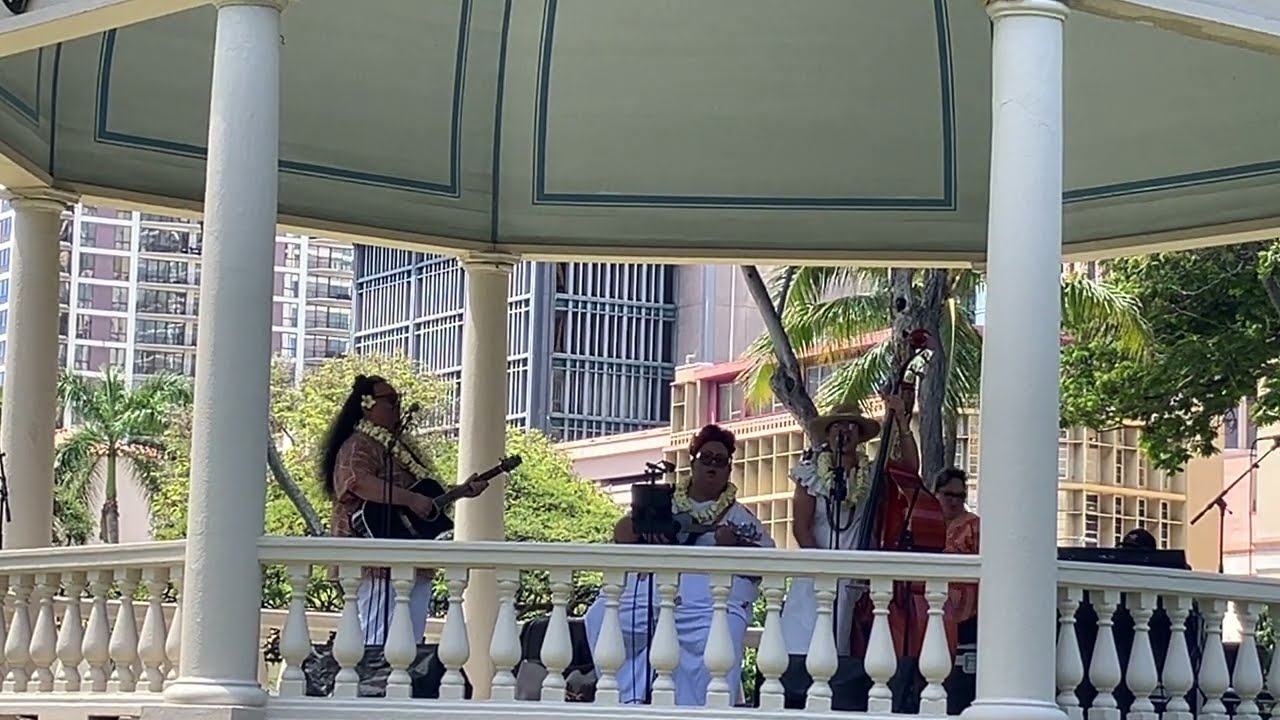 ʻUheʻuhene & Mele Apana- 