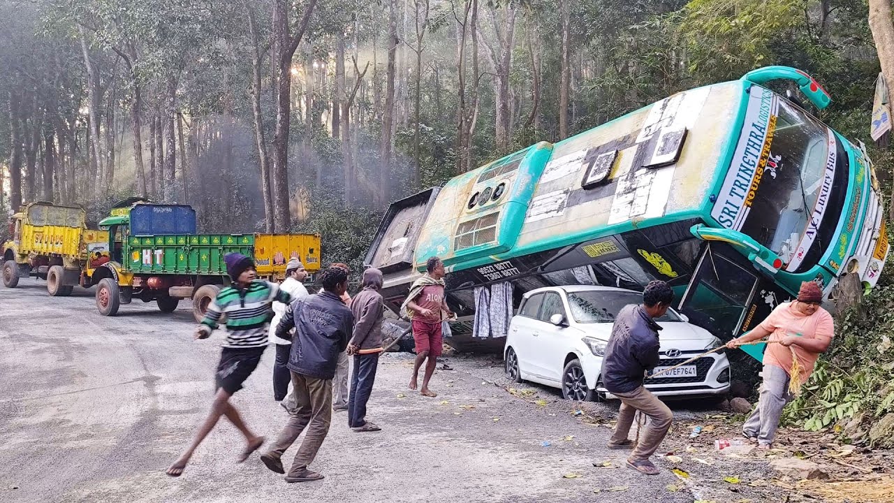 40 Passenger Bus Breaks Failed Hit a Tree and Fell on Parked Car - Local Villagers Bus Rescue Video