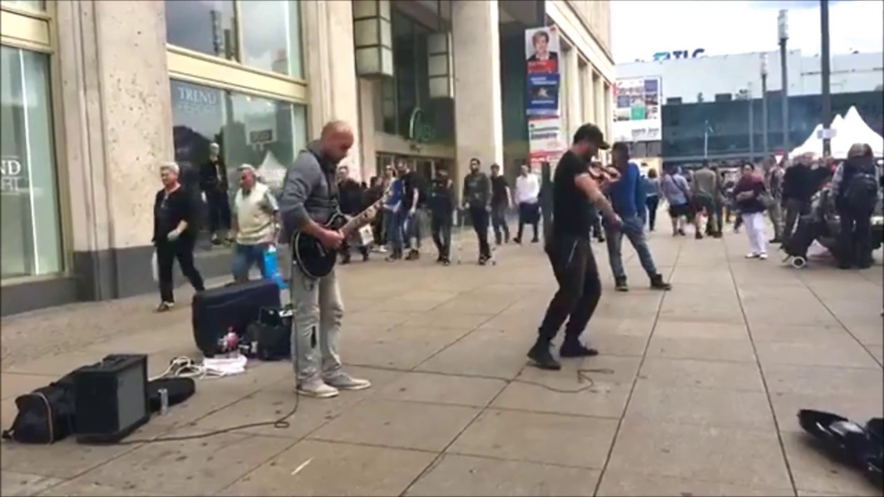 Berliner Straßenmusiker mit Geige und E-Gitarre.