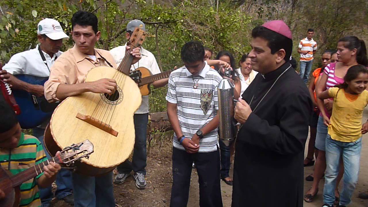 Mons. Rolando Álvarez tocando guirros