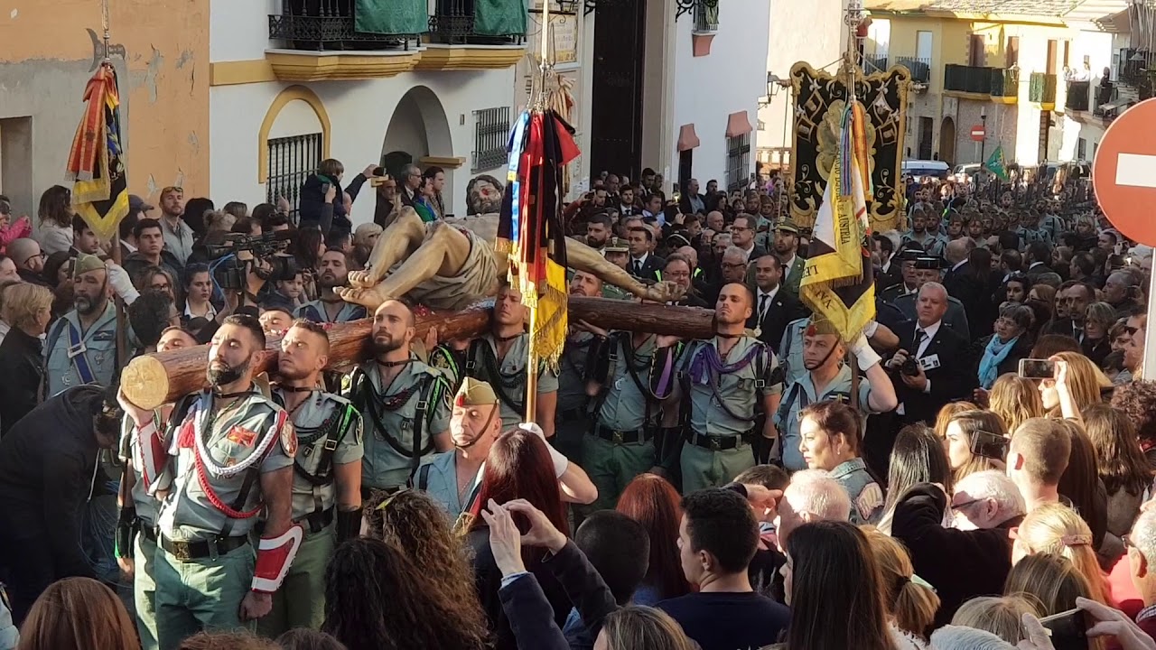 Legionarios en Alhaurín de la Torre sacando al Cristo de su hermandad 2018