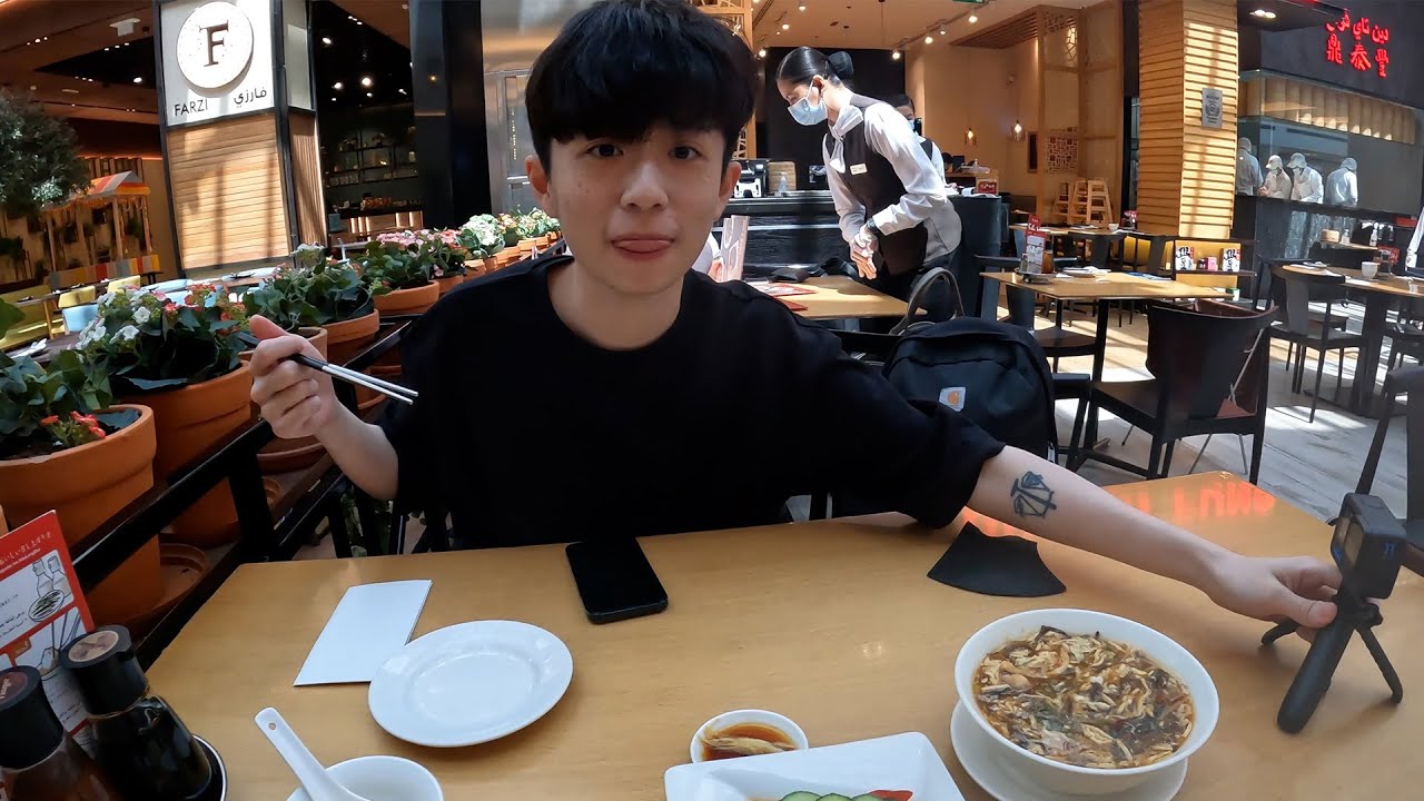 開箱杜拜的鼎泰豐! 羊肉小籠包、雞肉酸辣湯、珍珠奶茶!【阿滴日常】