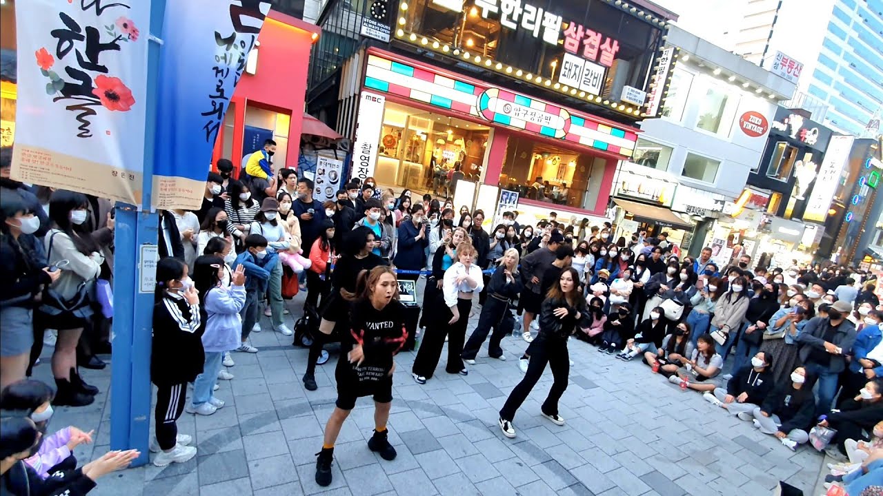 BLACK MIST. MESMERIZING INTERACTIVE BUSKING. HONGDAE STREET.