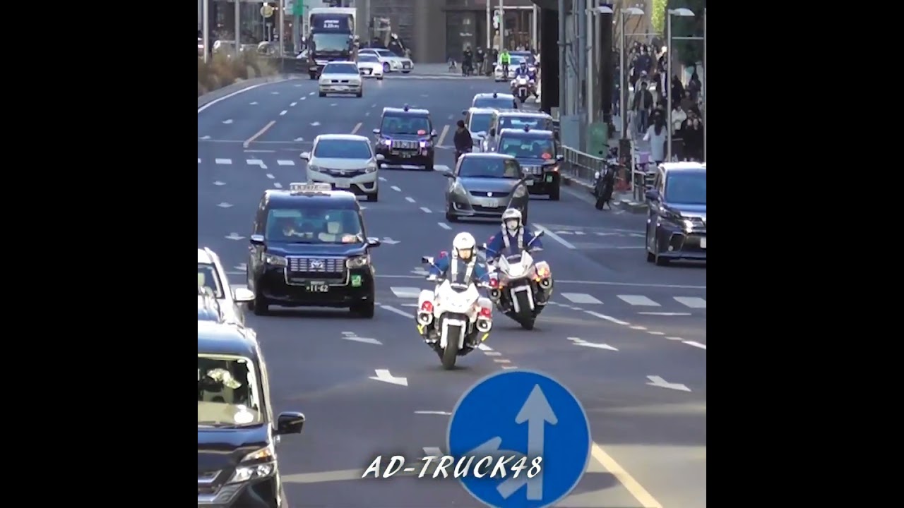 2台の白バイが走行車の間を右に左に緊急走行！