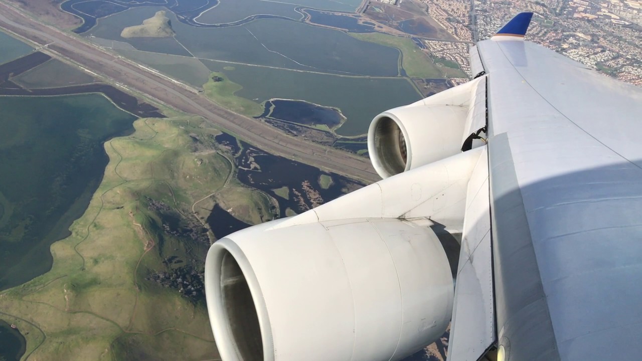 United Airlines Boeing 747-400 landing at San Francisco Airport