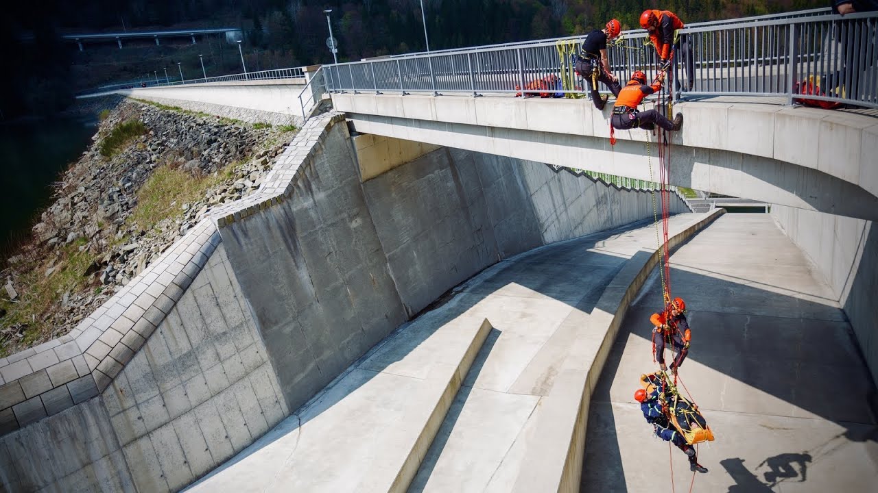 3.5.2022 Po pádu člověka z hráze přehradní nádrže Šance zasahovali lezci, cvičili záchranu | HZS MSK