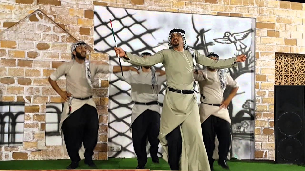 دبكة فلسطينية (فرقة ليالي بلدنا للتراث الشعبي) في الجناح الفلسطيني بالقرية العالمية في دبي
