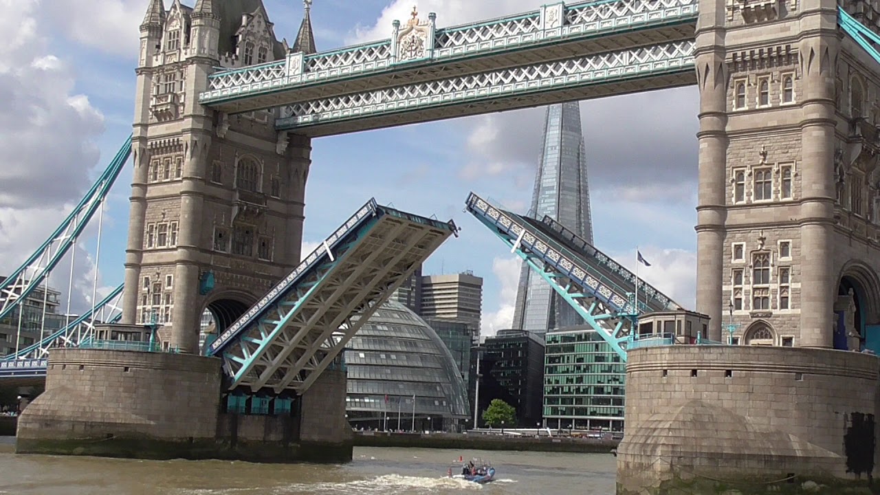 Zvednutí mostu London Tower Bridge