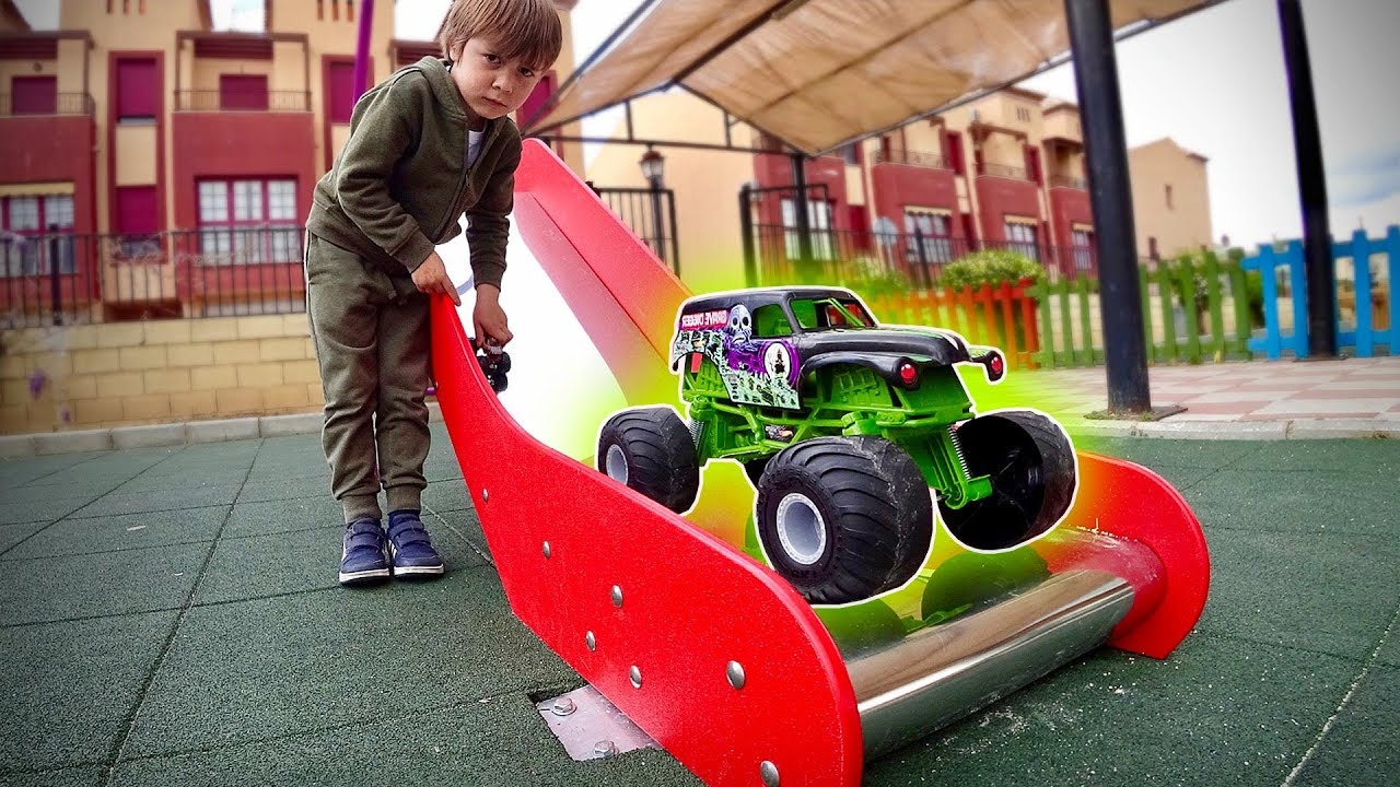 HOTWHEELS GIGANTE NO PARQUINHO INFANTIL DOS BRINQUEDOS
