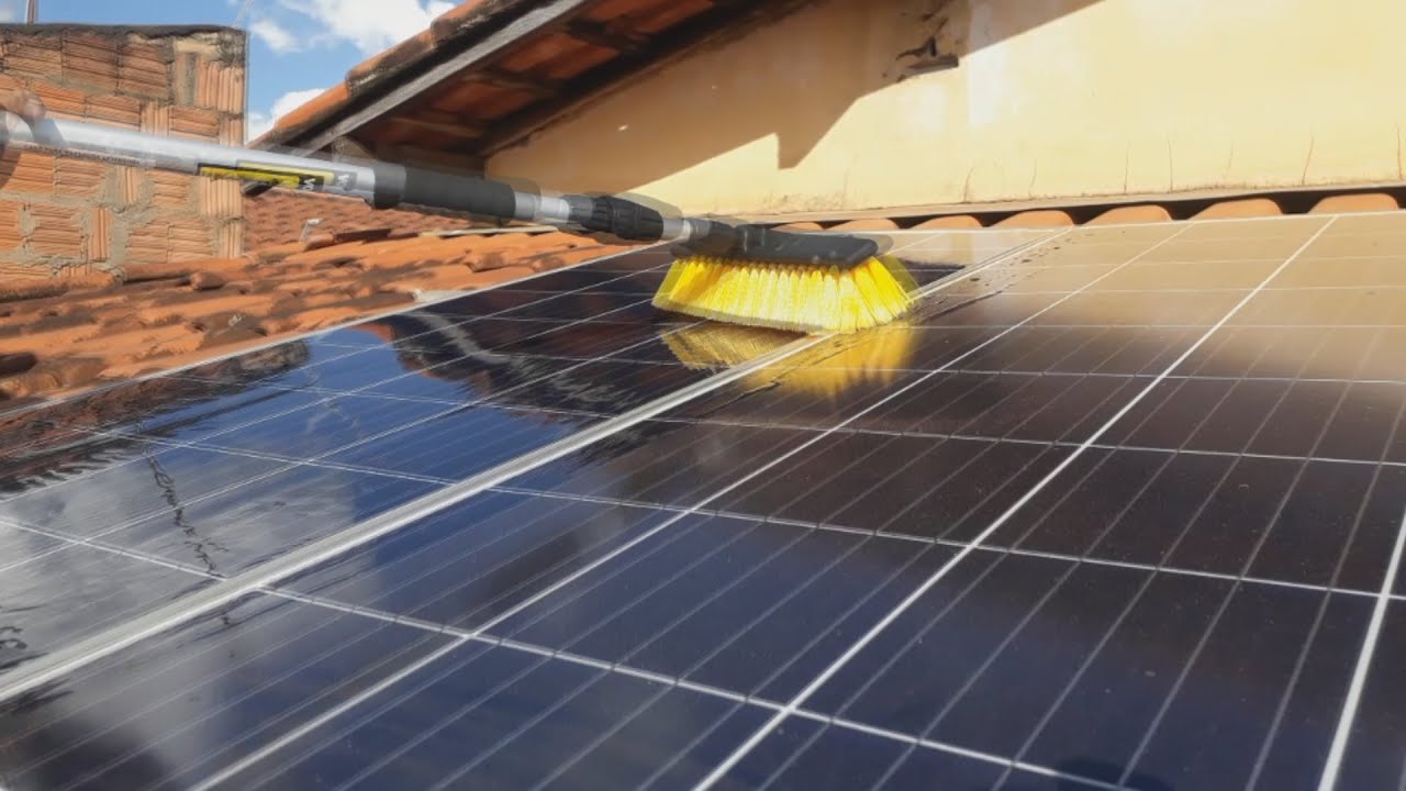 Como Limpar Painel solar sem riscar usando vassoura Vonder !