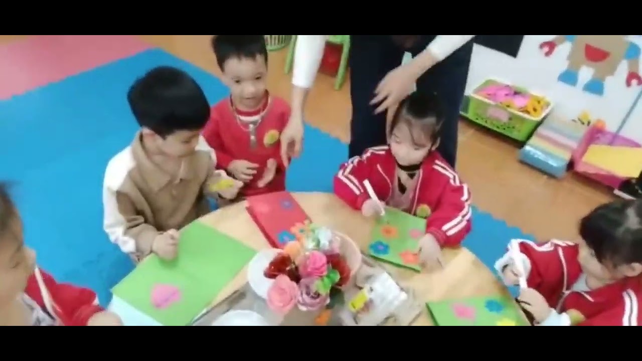T.H: Làm thiệp tặng bà, tặng mẹ nhân dịp ngày 8/3- Lớp 4TD