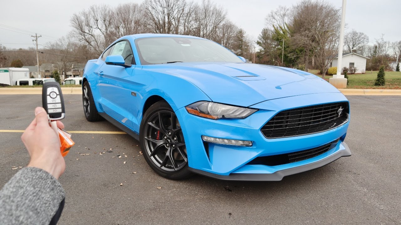Ford Mustang EcoBoost 2022 года с пакетом High Performance: запуск, выхлоп, обзор от первого лица...