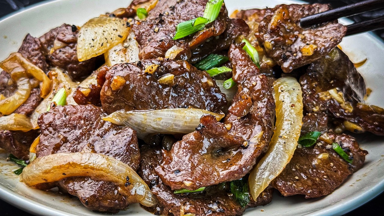 Нежное и сочное мясо говядины, обжаренное с луком.
