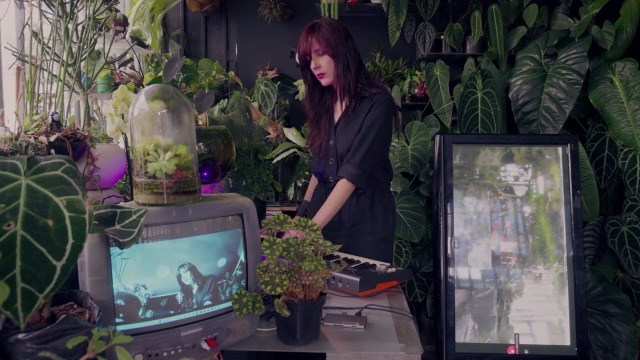 Monnn: ((RA))DIA DESK