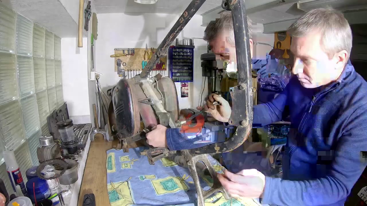 Jawa 250/350 - Demontáž čepu kyvné vidlice bez speciálních přípravků a ran palicí.