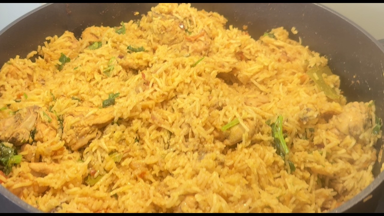 நான் செய்த கோழிப்புரியாணி/இனியமகளிர் தின வாழ்த்துக்கள் :)