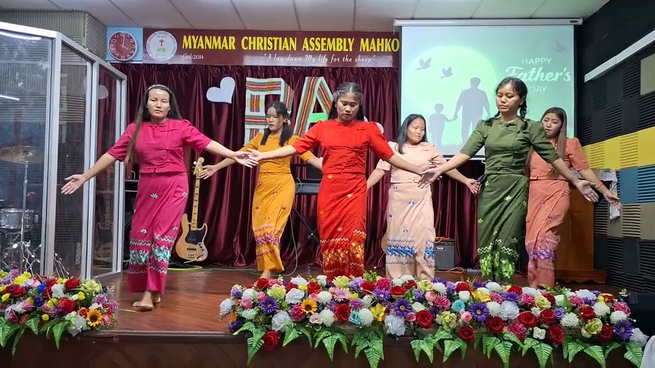 ဖခင်များနေ့မှာ မိခင်များမှအကအားဖြင့် ဖခင်များကိုဂုဏ်ပြု။