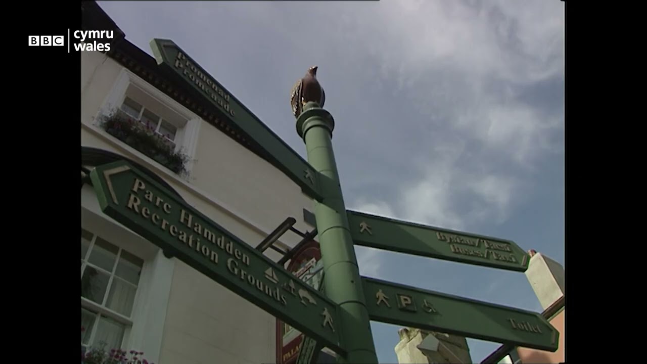 Dafydd Iwan explores Caernarfon, Gwynedd