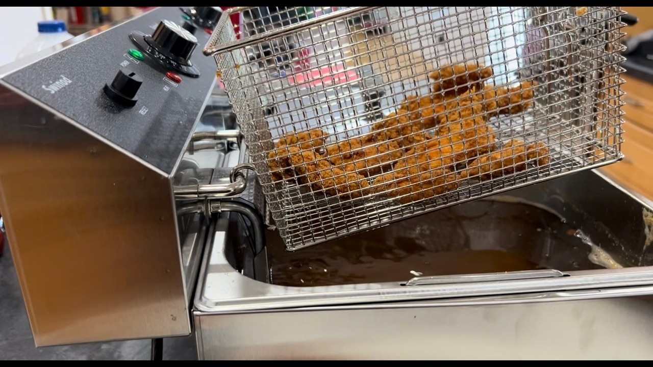 Setup and demonstration of this commercial deep fryer!