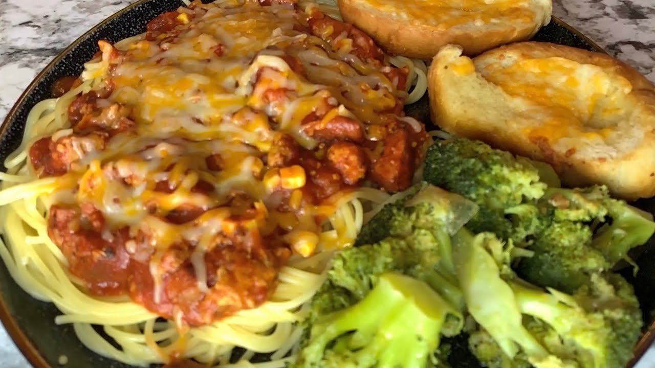 Spaghetti with corn, broccoli and garlic bread!
