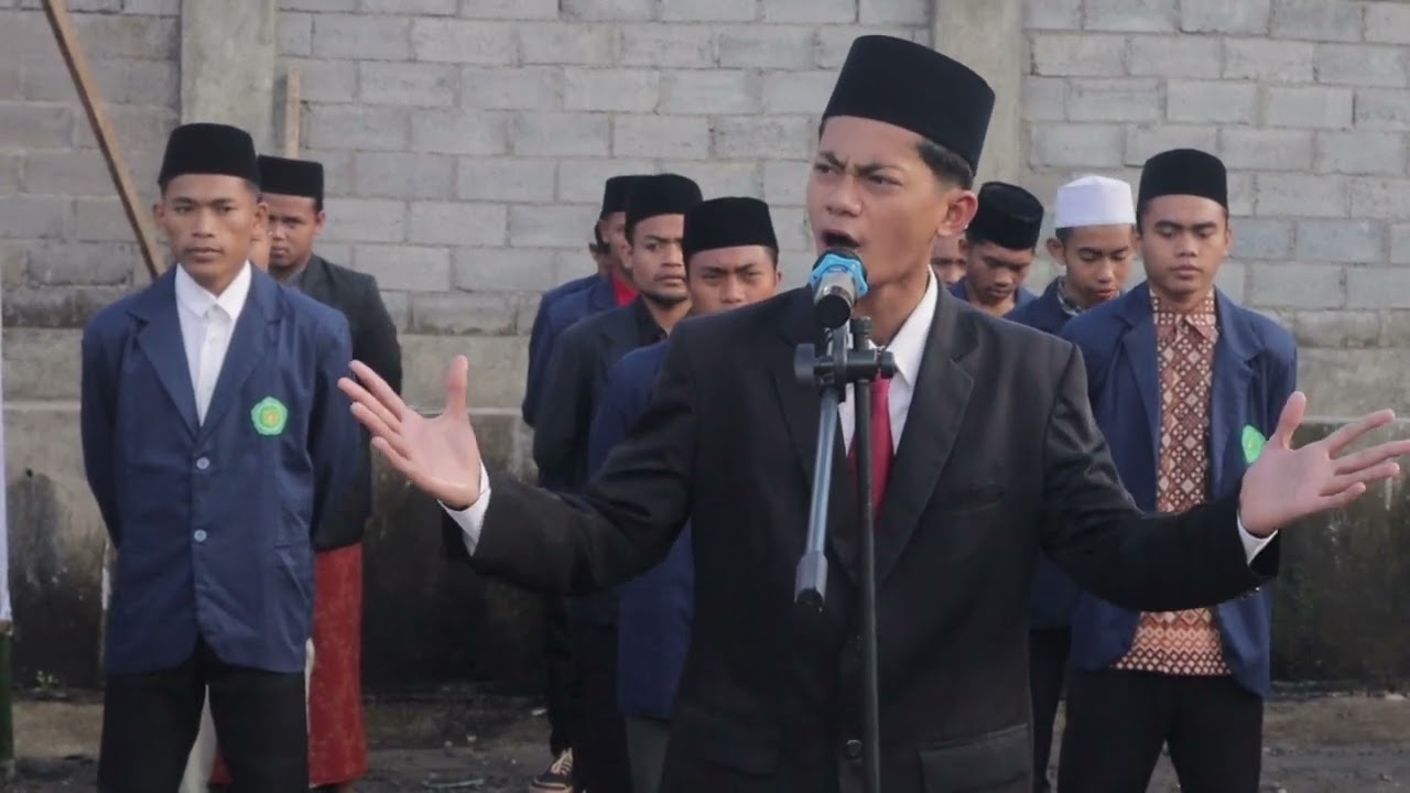 Tampil Beda ! ! ! Pembina Upacara Ponpes Abul Barokat Menggunakan 3 Bahasa Menyampaikan Amanatnya.