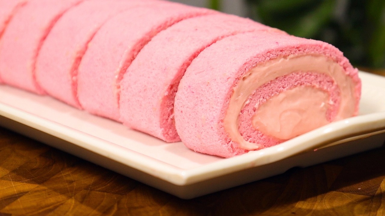 O ROCAMBOLE DE MORANGO PERFEITO EXISTE!!! | CAKE ROLL | BOLO DE ROLO SUÍÇO