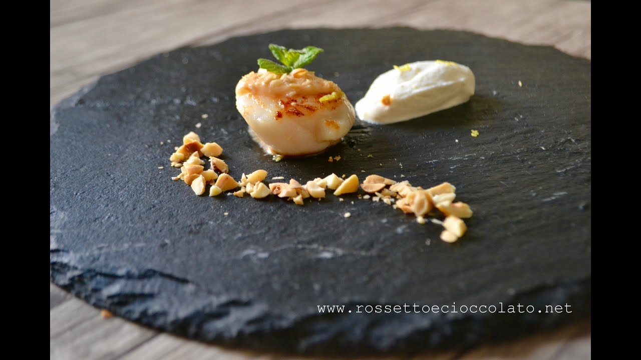 Capesante con maionese di corallo, polvere di nocciole e quenelle di ricotta alla menta