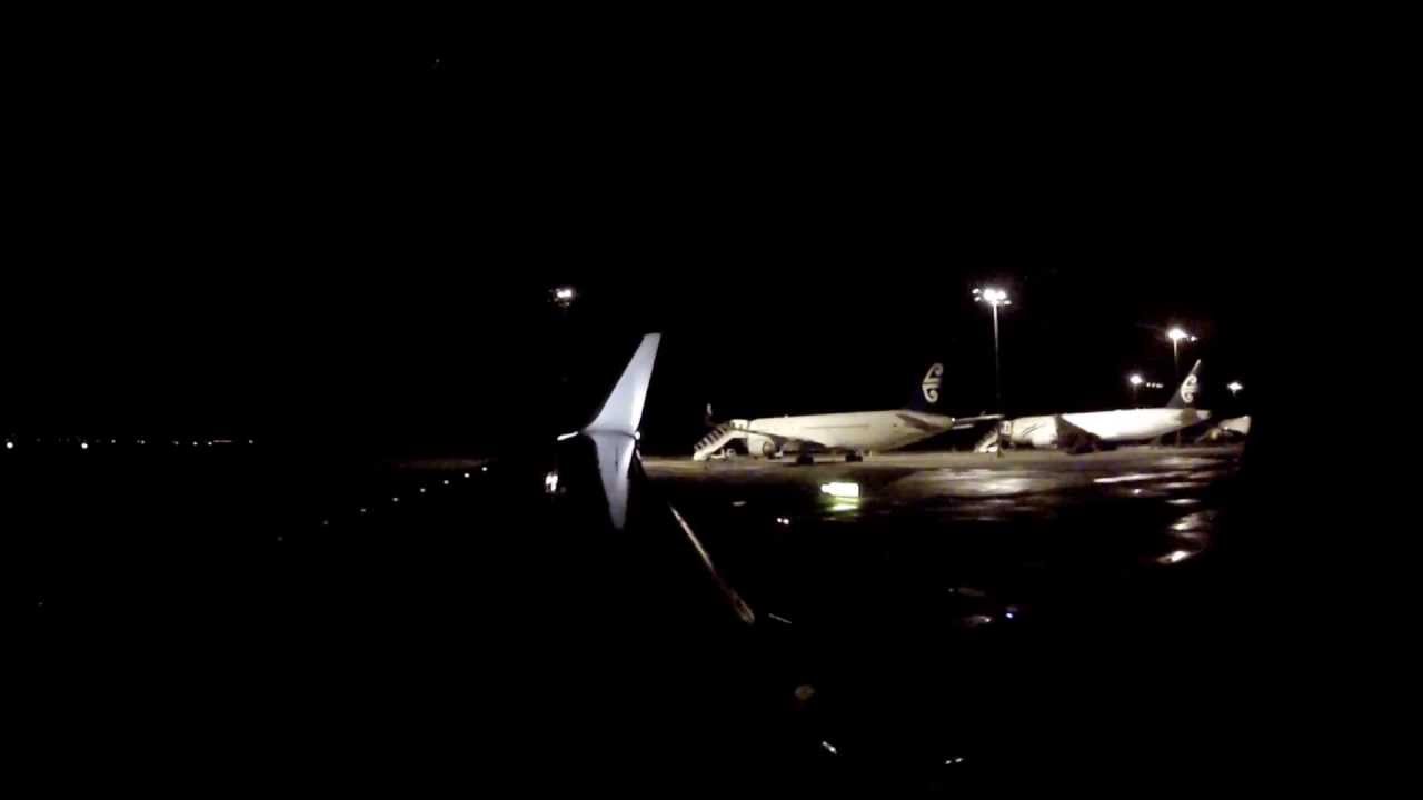 Boeing 737-800 takeoff NZAA Auckland Intl [GoPro HD Hero2 Night Test]