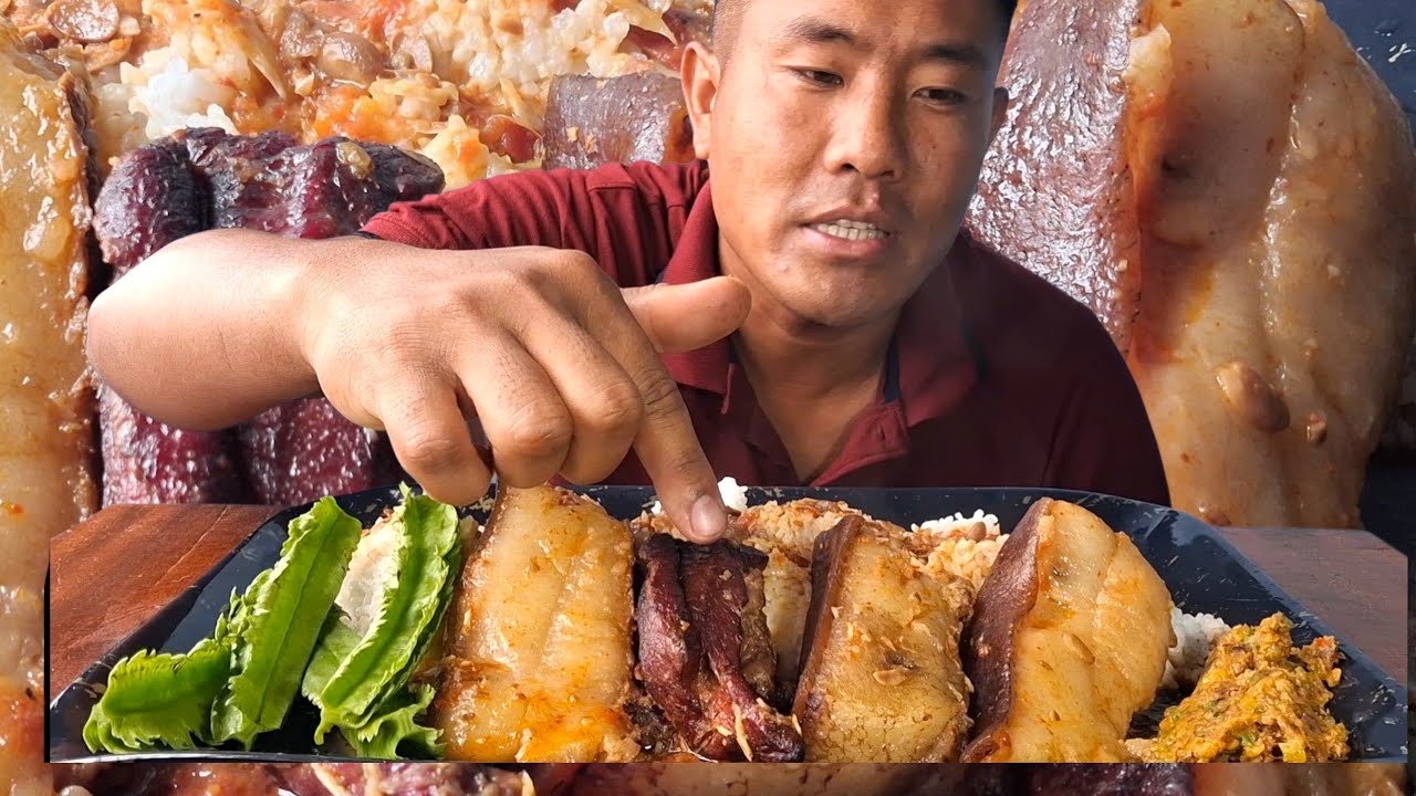 Eating Naga Sumi Famous Dish _ Smoke Pork With Axone _ Two King Chilly Pickle _ Northeast Nagaland 