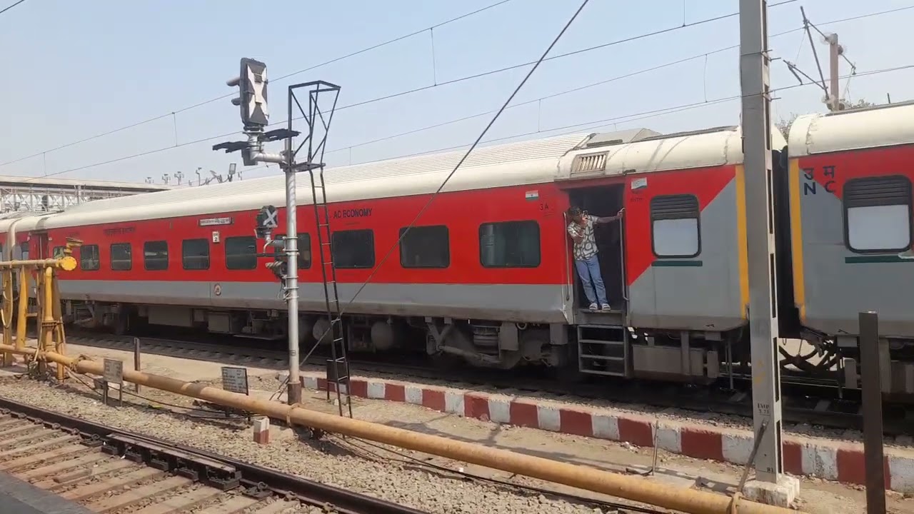 22195 Virangana Lakshmibai Jhansi SF Express #train #railvlogger #subscribe #indianrailways #viral 