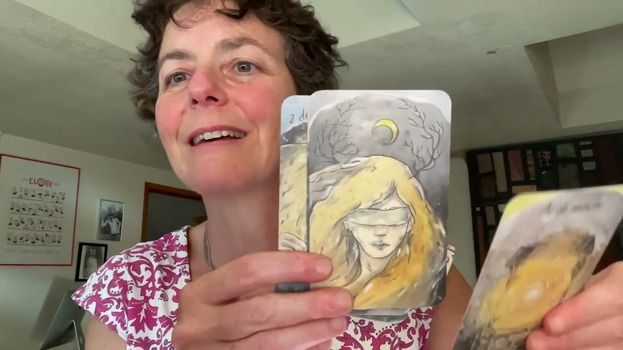 Unboxing the Tarot aux Ramures Etranges (love!) | The Strange Branches Tarot