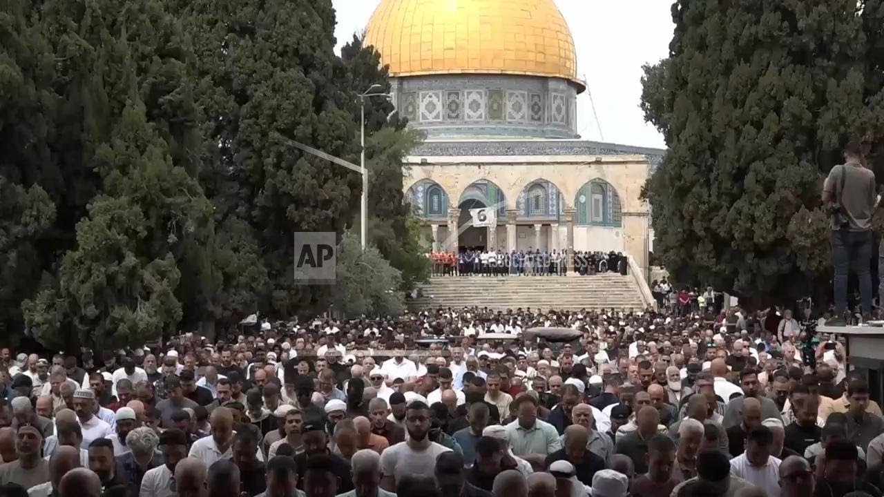 Thousands of Muslims hold last Ramadan Friday prayers at Al-Aqsa, but some disappointed at crossing
